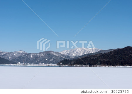 凍湖代代木和湖北的山在冬天 凍湖代代木和湖北的山在冬天 39325755