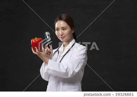 Female doctor 39326661