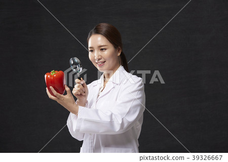 Female doctor 39326667