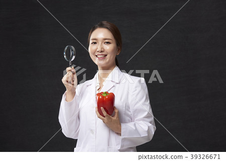 Female doctor 39326671