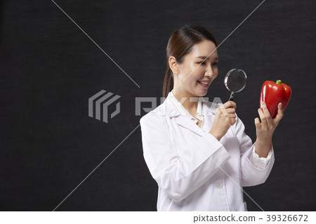 Female doctor Female doctor 39326672