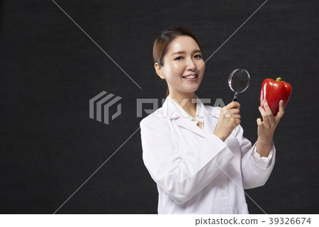 Female doctor Female doctor 39326674