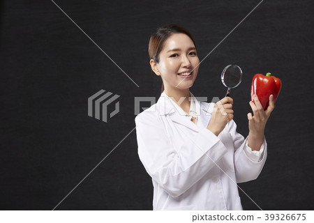 Female doctor Female doctor 39326675
