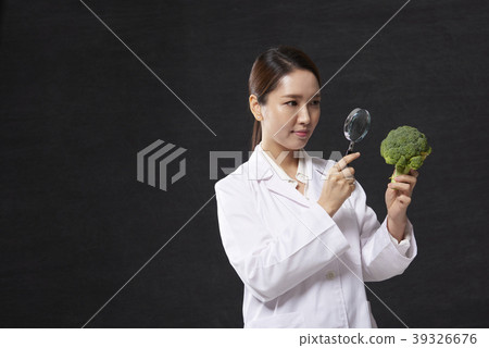 Female doctor 39326676