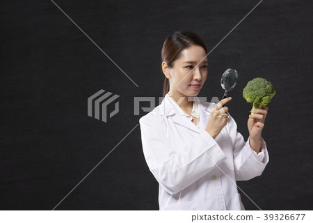Female doctor Female doctor 39326677