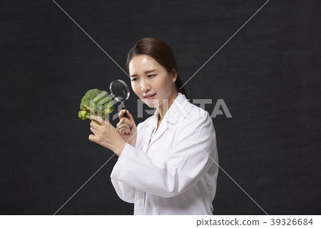 Female doctor Female doctor 39326684