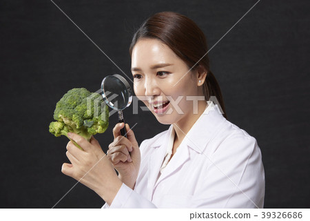Female doctor Female doctor 39326686