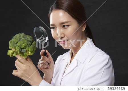 Female doctor Female doctor 39326689