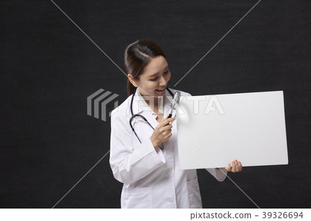 Female doctor 39326694
