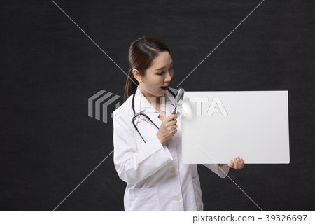 Female doctor Female doctor 39326697