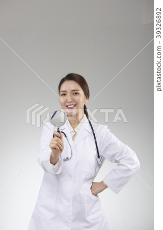 Female doctor Female doctor 39326892