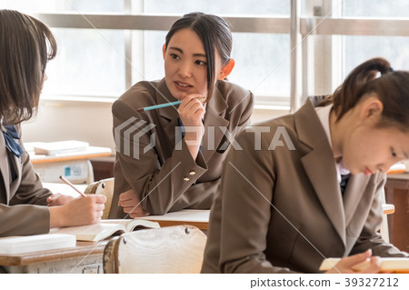 學生形象放學後的自學場景 39327212