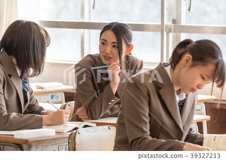 學生形象放學後的自學場景 39327213