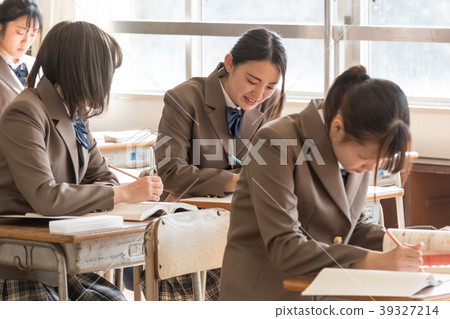 學生形象放學後的自學場景 39327214