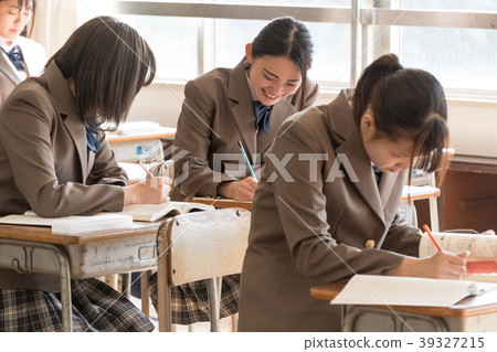 學生形象放學後的自學場景 39327215