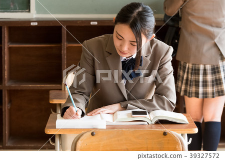 學生形象放學後的自學場景 39327572