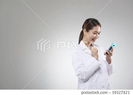 Female doctor 39327821