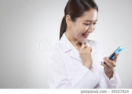 Female doctor Female doctor 39327824