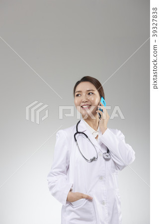 Female doctor 39327838