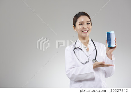Female doctor Female doctor 39327842