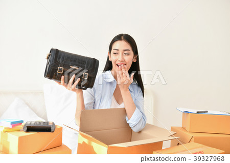 Sme business concept. Young people are packing their packages.De 39327968