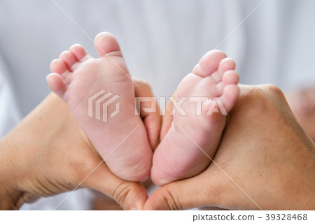 Newborn Concept. Mother and child on a white bed. Mom and baby b Newborn Concept. Mother and child on a white bed. Mom and baby b 39328468