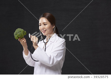 Female doctor Female doctor 39328575