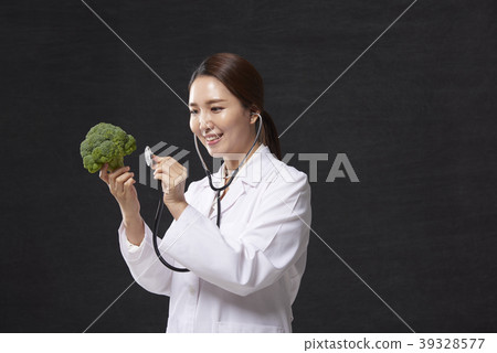 Female doctor Female doctor 39328577