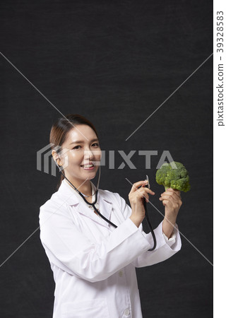 Female doctor Female doctor 39328583