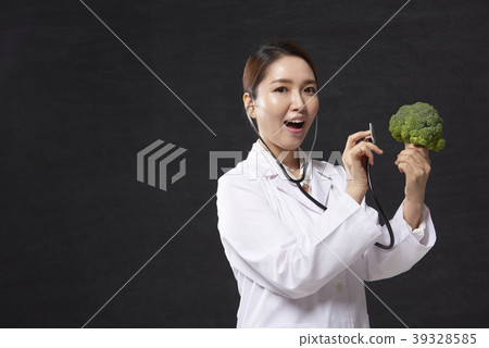 Female doctor 39328585
