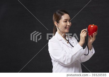 Female doctor 39328593