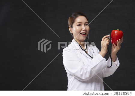 Female doctor 39328594