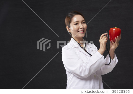 Female doctor 39328595