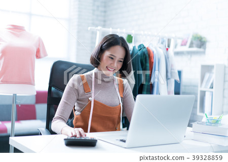 Online sales are answering customers Online sales are answering customers 39328859