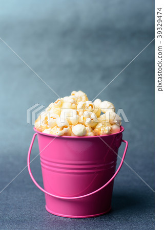 Caramel popcorn in a pink bucket 39329474