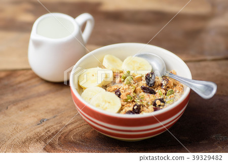 Muesli cereal in a bowl, healthy breakfast Muesli cereal in a bowl, healthy breakfast 39329482