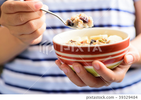 Hand holding muesli and eating 39329484