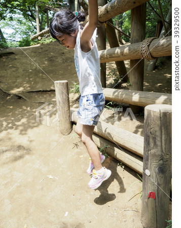 跳從操場設備的女孩 39329500