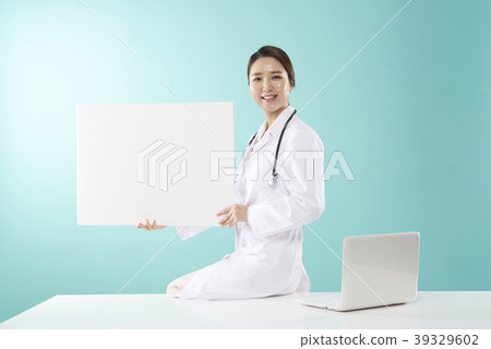 Female doctor Female doctor 39329602