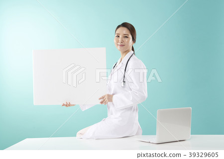 Female doctor 39329605