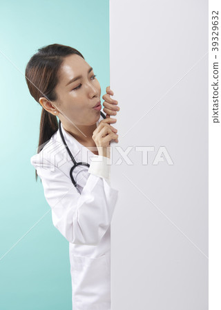 Female doctor 39329632