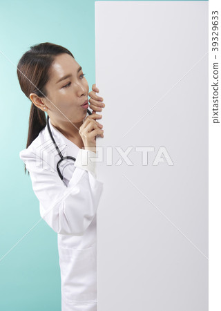 Female doctor Female doctor 39329633