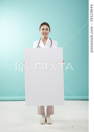 Female doctor Female doctor 39329644