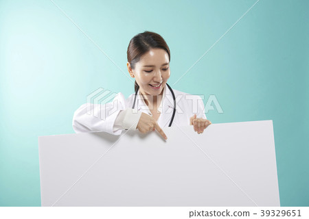 Female doctor 39329651