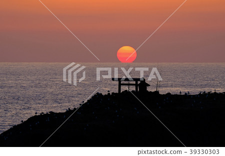 夕陽西下是山的夕陽。 夕陽西下是山的夕陽。 39330303