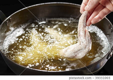 Chicken wings Tebasaki (chicken wing tip) Fried scenes 39331003