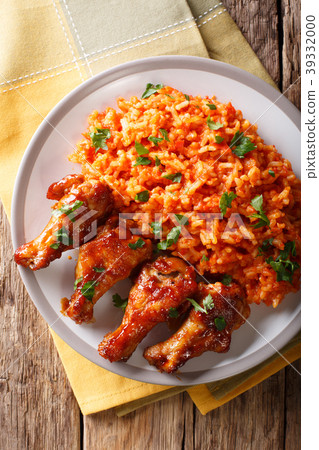 Porcion of African Jollof rice with fried chicken Porcion of African Jollof rice with fried chicken 39332000