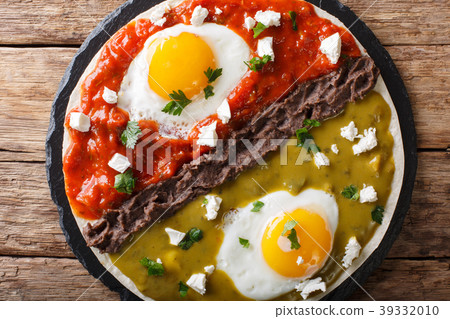 huevos divorciados, fried eggs on corn tortillas 39332010