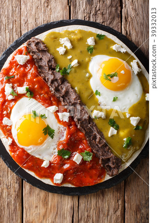 huevos divorciados, fried eggs on corn tortillas 39332013