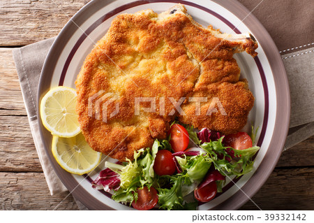 Veal milanese (cotoletta alla milanese) with lemon Veal milanese (cotoletta alla milanese) with lemon 39332142